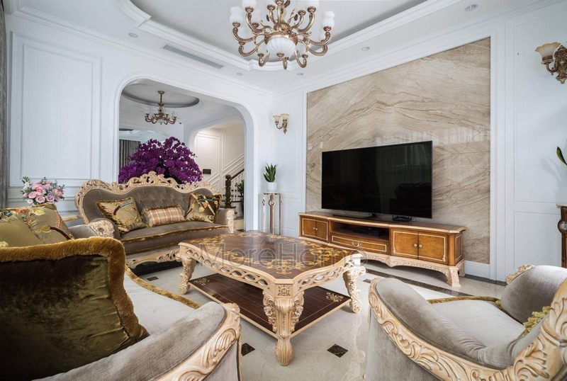 Để hoàn thiện không gian biệt thự cần chú ý đến những món đồ trang trí chiếc thảm, gối ôm trên ghế sofa, tranh treo tường hay đèn chùm,...