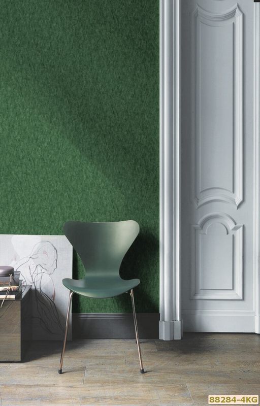 Giấy dán tường màu xanh lá cây đơn sắc khiến căn phòng nhà bạn trở nên cực kỳ nổi bật cho phòng khách, phòng ngủ.