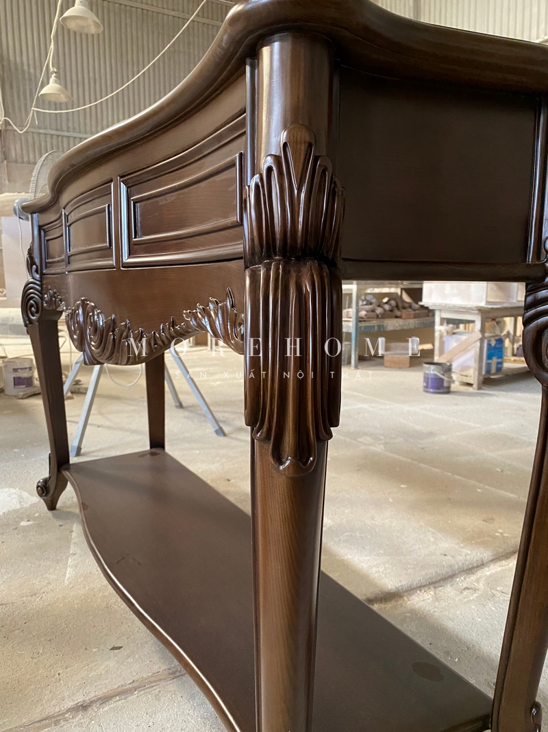 Mẫu bàn console trang trí gỗ tự nhiên với các chi tiết hoa văn tinh tế tạo điểm nhất tinh tế cho không gian phòng khách