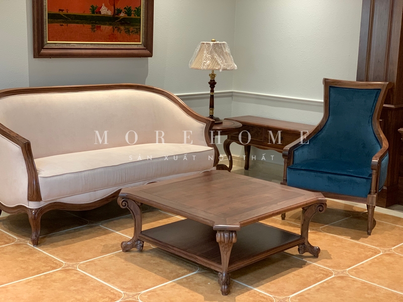 Bàn trà vuông gỗ óc chó tân cổ điển có những đường nét chạm khắc tinh tế, mỗi chi tiết được tỉ mỉ từng kỹ càng tạo nên vẻ đẹp hoàn hảo.