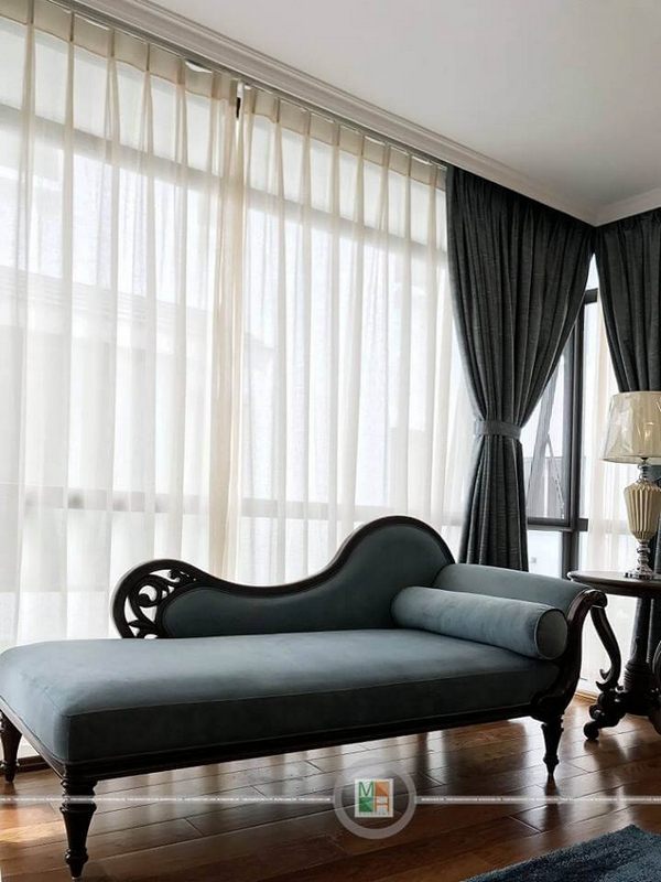 Mẫu sofa gỗ óc chó bọc nỉ cao cấp được thi công tại công trình nội thất biệt thự ecopark để tạo ra một không gian thư giãn.